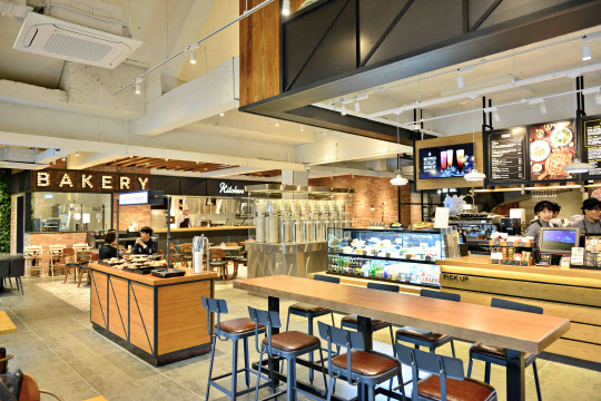 서울 잠실동 엔제리너스커피 석촌호수 DI점 매장 내부 <엔제리너스커피 제공>